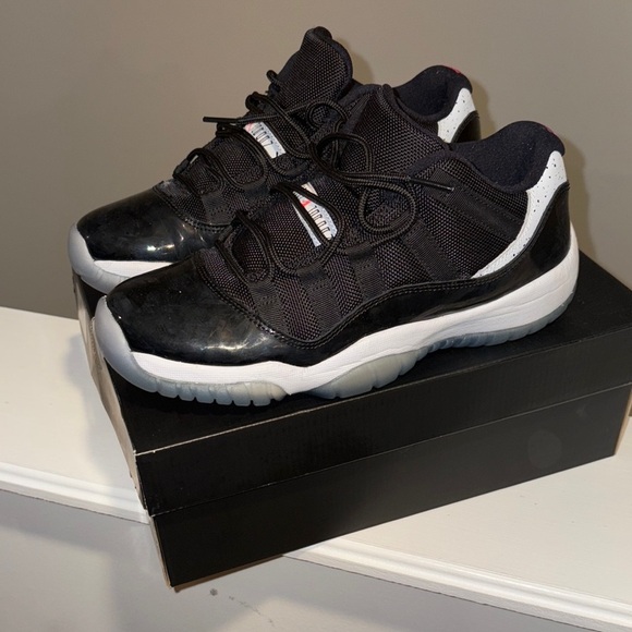 Jordan Black and White Sneakers Sleek Design - Picture 3 of 7